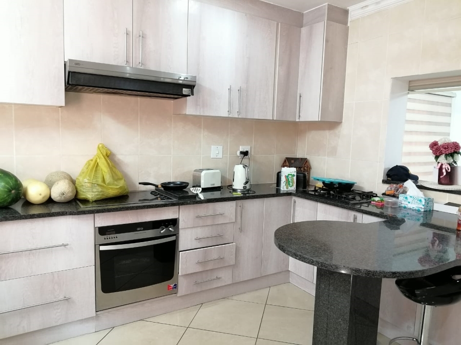 6 Bedroom Property for Sale in Zinniaville North West